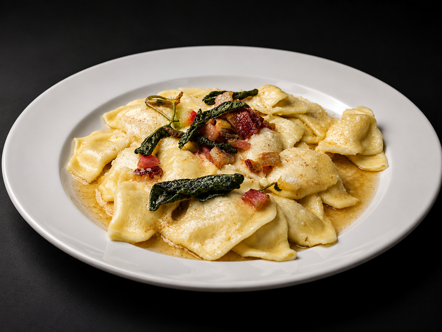 Piatto tradizionale di casoncelli alla bergamasca artigianali serviti al Ristorante del Parco