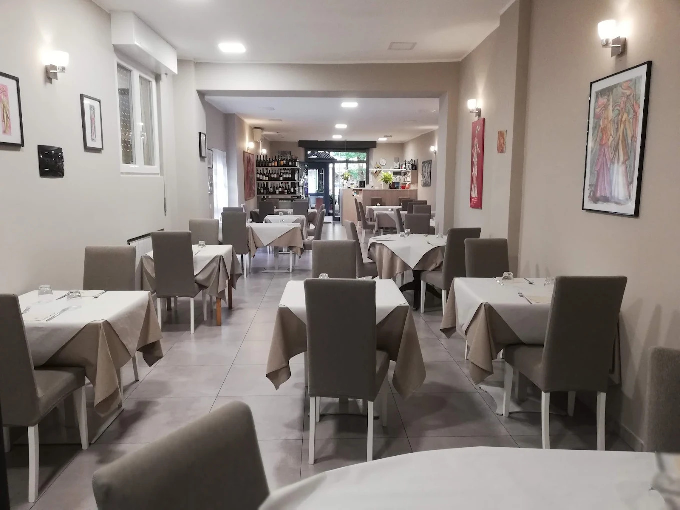 Accogliente sala interna del Ristorante del Parco a Treviglio con tavoli preparati per la cena
